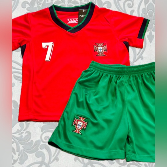 Cristiano Ronaldo kids use red home soccer jersey kit - Boys Girls Portugal - Picture 3 of 6